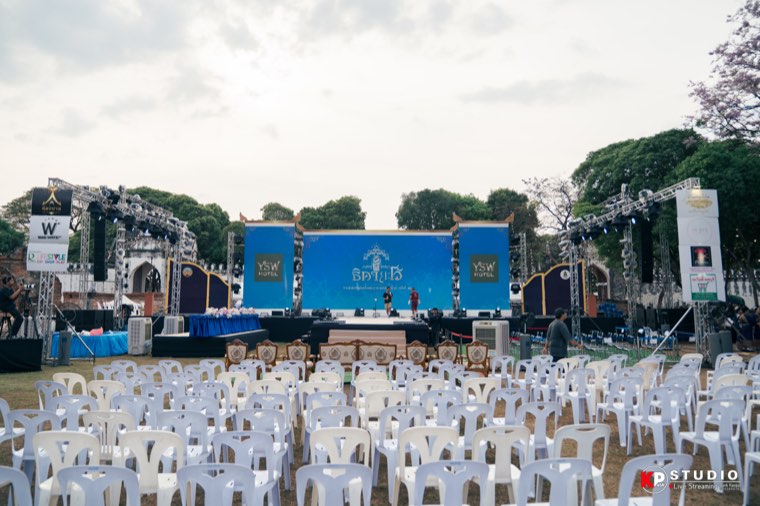 งานพิธีกลางแจ้งที่มีผู้ร่วมงานจำนวนมาก