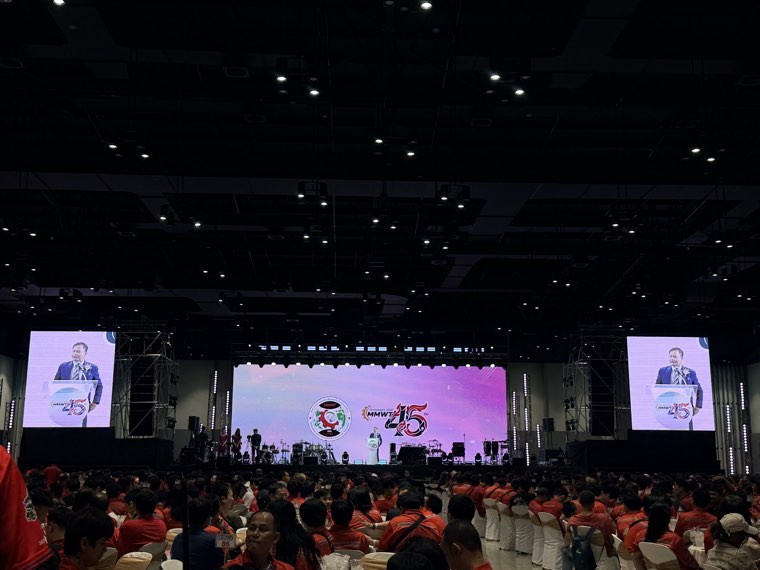 งานอีเวนต์ในหอประชุมพร้อมจอขนาดใหญ่