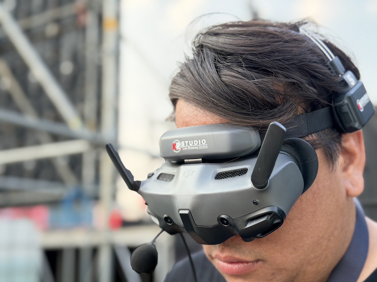 นักบินโดรนสวมแว่น FPV