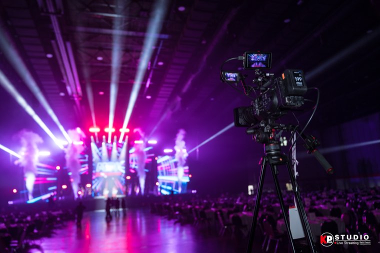 ลำแสงไฟเวทีหลากสีเหนือเวที
