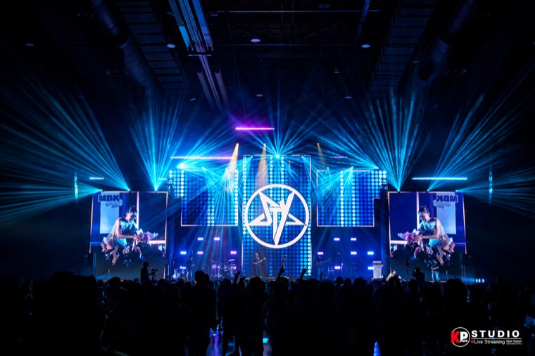 เวทีแสงสีฟ้าระหว่างการแสดง
